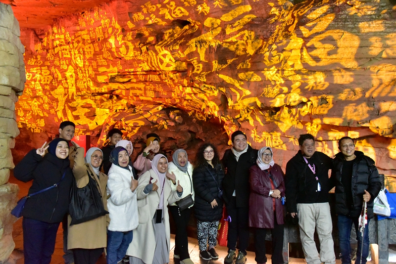 黃龍洞景區(qū)春節(jié)活動精彩啟幕，中外文化交融共譜新春樂章