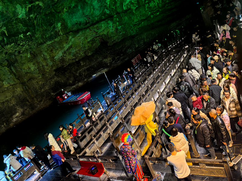 黃龍洞景區(qū)有序應(yīng)對客流高峰，近萬中外游客共享“潮玩中國年”